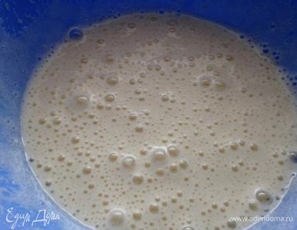 Приготовить заливку. Яйца взбить с сахаром.