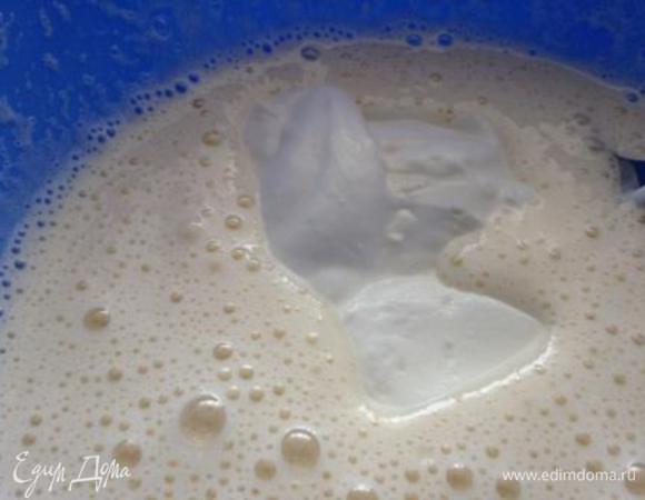 Добавить сметану.