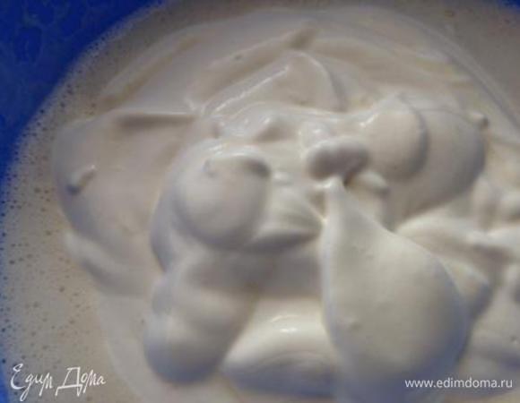 Взбить сливки, добавить к заливке. Тщательно перемешать.