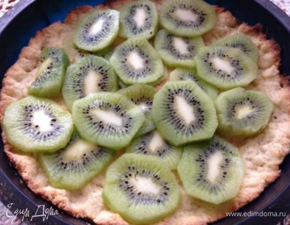 На корж выложить половину киви.