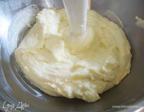 В миску кладем творог, яйца, сахар, лимонную цедру и ванильный сахар. Все перетираем блендером, но можно и просто все хорошо перемешать. По желанию можно добавить изюм. 