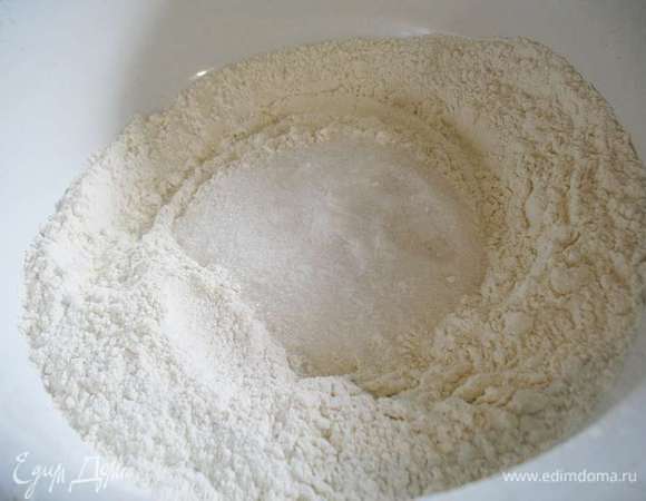 Готовим крошку. В миску насыпать муку, сахар и соду и перемешать. 