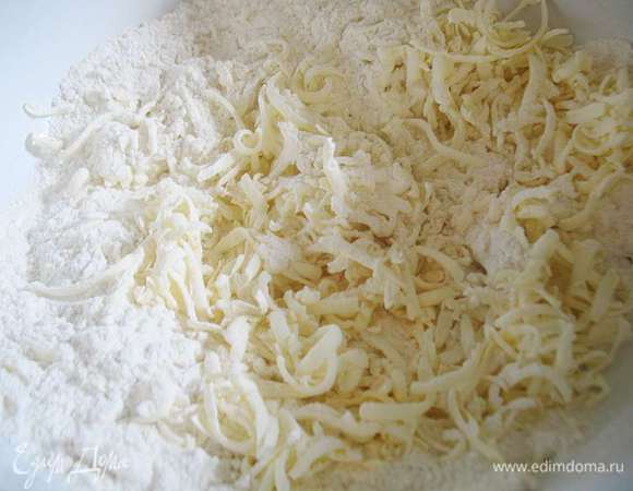 В мучную смесь натереть холодное сливочное масло. Перетереть до сухой крошки. Я не делала крошку, а просто все хорошо перемешала. Еще такую крошку очень удобно готовить в блендере/комбайне, масло не нагревается от рук и все получается очень здорово. Но у меня чашка блендера маленькая для такого количества  ингредиентов.   