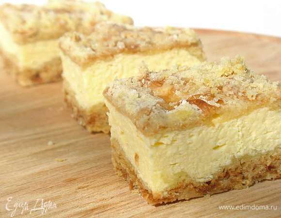 Остывший пирог вынимаем из формы и нарезаем на кусочки.