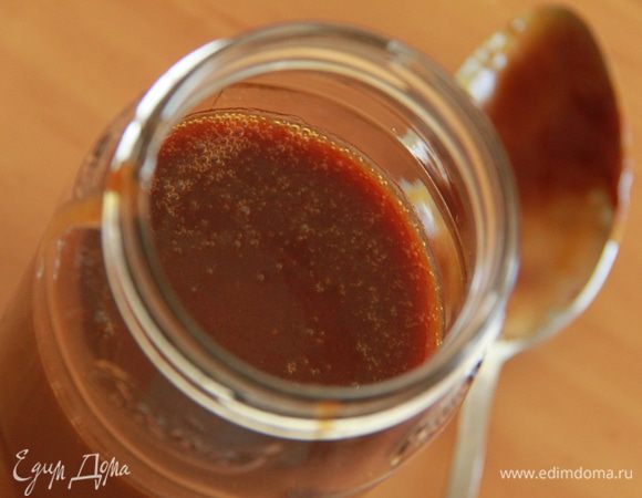 Карамель перелить в стеклянную банку и дать остыть до комнатной температуры. Хранить в холодильнике. Перед использованием слегка подогреть.