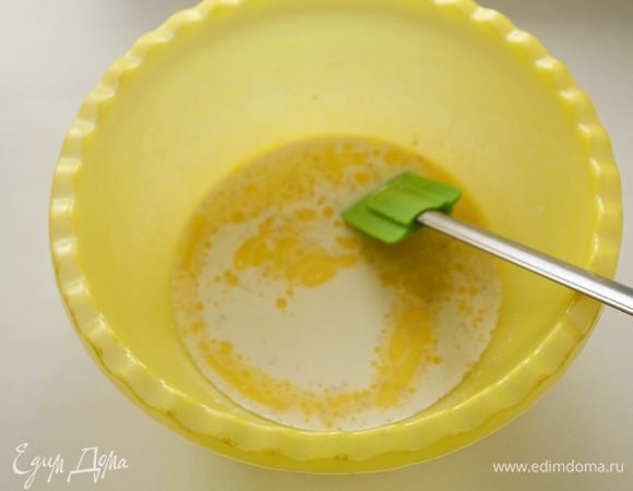 В теплом молоке растворить сахар, активировать дрожжи, добавить растопленное сливочное масло.