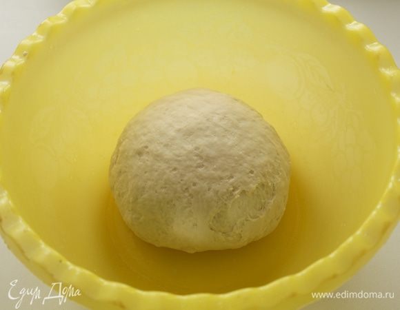 Замесить мягкое эластичное тесто.