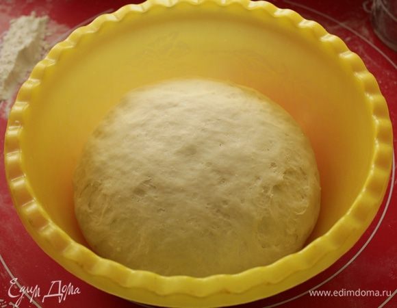 Поставить в теплое место примерно на 1 час, до увеличения объема в два раза.