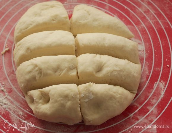 Тесто разделить на четное количество кусочков.