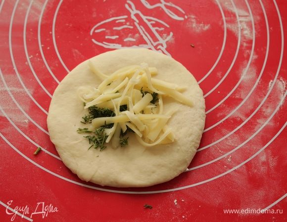 Раскатать каждый кусочек, положить натертый сыр с укропом.