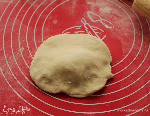 Закрыть вторым кружком, слегка прижать по краям.