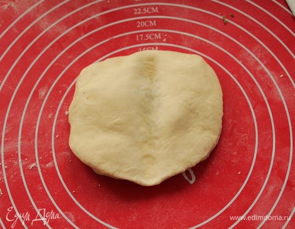 Тогда я сделала так: в каждом кружке продавила середку в середине.