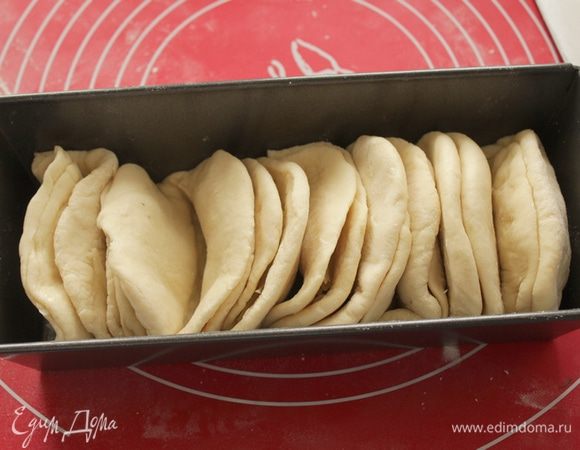 И установила в смазанную  форму и отправила в теплое место еще на час (не забудьте накрыть).