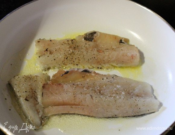 Разогреть сковороду, добавить масло. Рыбу помыть, обсушить, натереть солью и перцем, и обжарить с двух сторон до легкого зарумянивания.