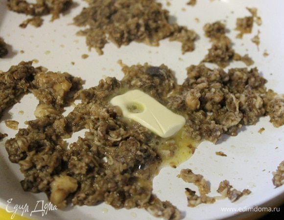 Займемся теперь грибами. У меня были крупные шампиньоны. Два из них натираем на мелкой терке, кладем в сковороду, добавляем масло и тушим до испарения жидкости. Оставшийся гриб нарезать пластинками и обжарить с двух сторон до золотистой корочки. Он пойдет на украшение.