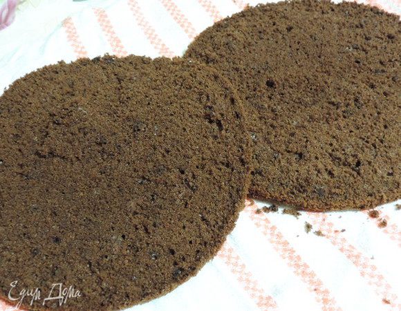 Испечь шоколадный бисквит по рецепту http://www.edimdoma.ru/retsepty/64480-izumitelnyy-shokoladnyy-biskvit. Обратите внимание, что вместо одного целого яйца мы кладем 2 желтка. Технология приготовления та же. Используем форму диаметром 22см. Бисквит остудить и разрезать на два пласта.