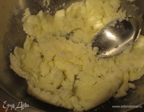 Сливочное масло комнатной температуры растереть с сахаром до побеления массы.
