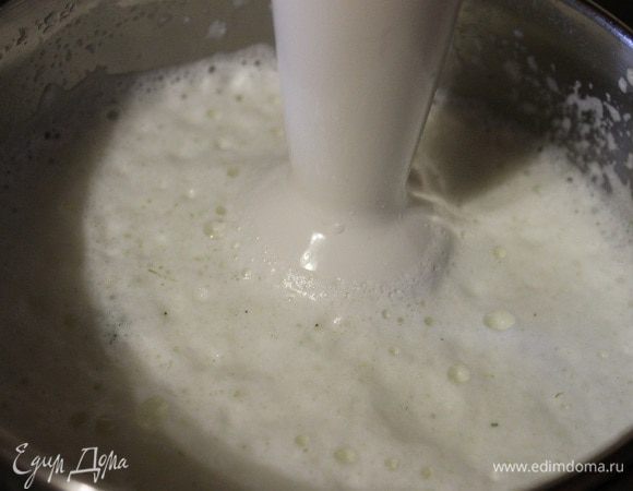 Через полчаса пробиваем блендером молоко с луком и петрушкой.