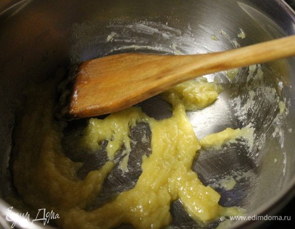 Далее берем ковш, кладем в него масло, растапливаем его на медленном огне. Добавляем муку, хорошенечко вымешиваем и обжариваем 2 минуты. Затем потихоньку добавляем процеженное молоко, хорошо перемешивая венчиком, чтобы не было комочков. Варим 2-3 минуты и снимаем с огня.