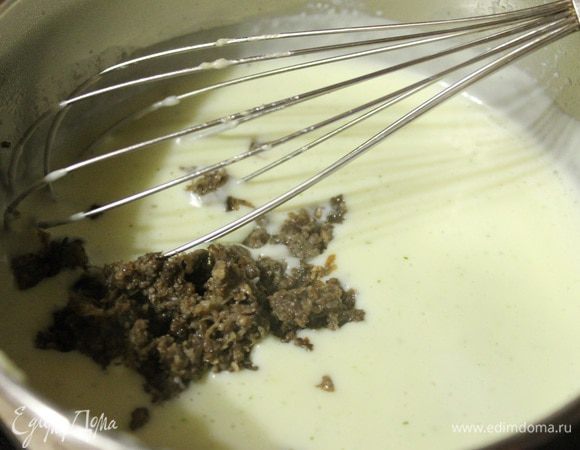 В полученный соус добавляем тушеные грибы и хорошо все перемешиваем.