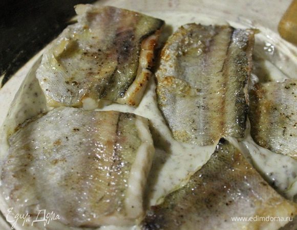 В форму для запекания выкладываем половину соуса, кладем рыбку и заливаем оставшимся соусом. Духовку разогреть до 180 градусов и запекать филе 15 минут.