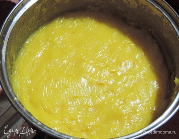 Для приготовления курда нам понадобиться выжать сок из двух апельсинов среднего размера и половинки лимона. С одного из апельсинов предварительно натрите чайную ложечку цедры (только оранжевую часть!). У нас должно получиться примерно 200 мл свежевыжатого сока.
Яйца смешиваем венчиком с сахаром и крахмалом в кастрюльке с толстым дном, добавляем апельсиновый сок и ставим на очень медленный огонь. Варим, постоянно помешивая (!!!), пока курд не загустеет и не начнет булькать. Снимаем с огня, добавляем цедру и масло, тщательно перемешиваем, накрываем пищевой пленкой (в контакте с поверхностью курда) и оставляем остывать при комнатной температуре.