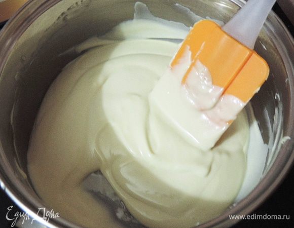 Займемся приготовлением мусса. Желатин залить холодной водой и оставить набухать. Растопим поломанный на кусочки белый шоколад любым удобным для вас способом. Будьте внимательны - он капризнее черного! И оставим его в теплом месте, чтоб он не застыл обратно.