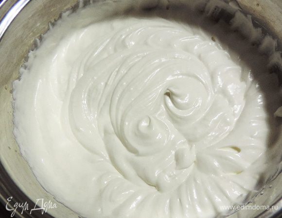 Отдельно взбиваем охлажденные сливки. Не переусердствуйте! В этом деле лучше недовзбить, чем перевзбить)))