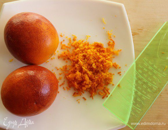 Мелко натереть цедру одного апельсина, отжать сок.   Апельсинового сока должно получиться 1/3 стакана (если сока из одного апельсина мало, отжать сок еще из одного апельсина).  Из половины лимона также отжать сок.