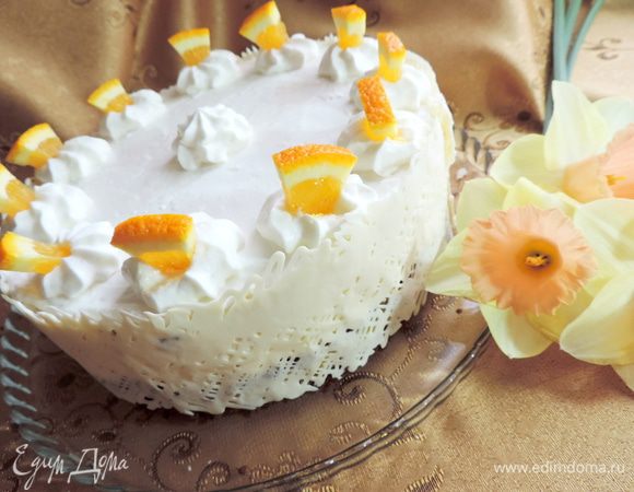 В форму с бисквитной заготовкой выливаем подготовленный мусс. Отправляем торт в холодильник. Там он пробудет до полного застывания мусса. У меня простоял до утра. Утром торт вынимаем из формы. Можно оставить его как он есть и не украшать. А можно немного приукрасить)))
Я взбила сливки с сахарной пудрой и загустителем. Обратите внимание, что у меня пакет загустителя был рассчитан на 200 мл сливок. Смотрите внимательно, дозировка может быть разной!
С помощью кондитерского мешка и насадки "звездочка" я отсадила цветочки, в которые перед подачей воткнула кусочки апельсина. Бока торта украсила лентой из белого шоколада.