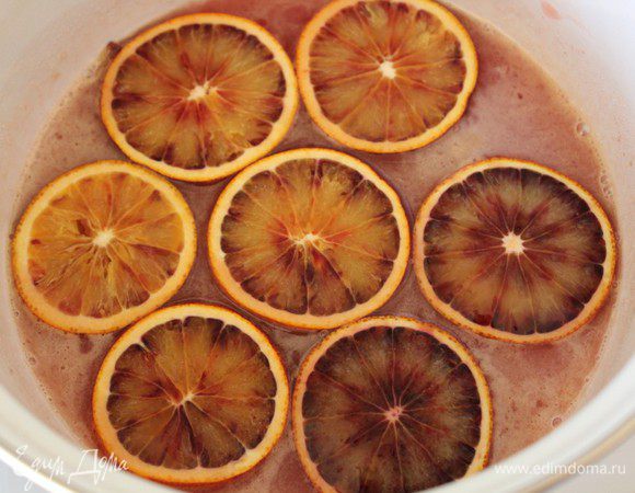 Нарезать оставшиеся апельсины тонкими кольцами. Смешать апельсиновый и лимонный сок, сахар и соль в сотейнике. Довести до кипения, затем добавить апельсины и варить 5-7 минут, пока кожица не размягчится, а апельсины не станут полупрозрачными.