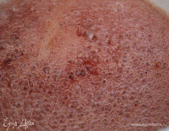 Вынуть апельсиновые кольца, а сироп уварить на медленном огне 10-15 минут до густоты.