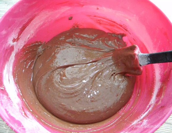 Смешиваем шоколадную массу с яичной, солим немного, добавляем муку, разрыхлитель, ванильный сахар, перемешиваем и на 30 минут в холодильник.