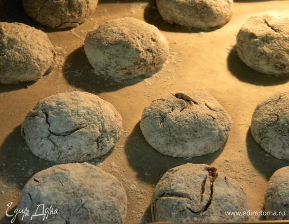 Формируем шарик и обваливаем в сахарной пудре, и в дух.160 гр. на 12-15 минут.