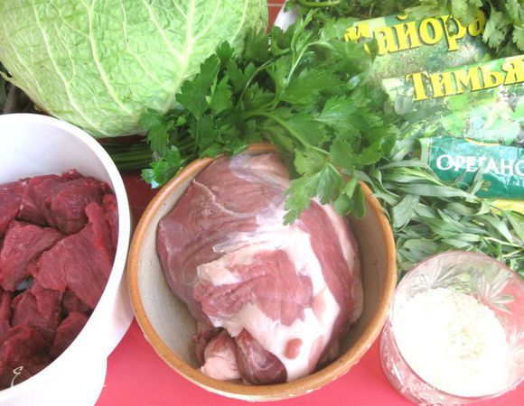 Приготовить все необходимое. Говядину ( филейная часть) и баранину (фрикандон) порезать на кусочки.