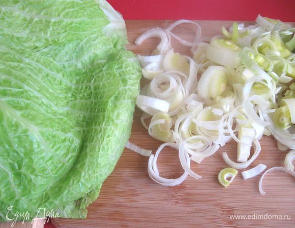 Поместить листы в кастрюлю и залить кипятком, закрыть крышкой и варить 3 минуты на медленном огне. Вынуть листья на сито, ополоснуть холодной водой. Лук – порей помыть, белую часть и несколько сантиметров зеленой части отрезать, разрезать вдоль, потом полукольцами.