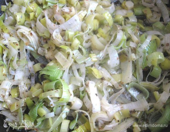 Разогреть сливочное масло на сковороде, поместить туда лук, обжарить немного до мягкости, добавив сухие травы – тимьян, майоран, орегано.