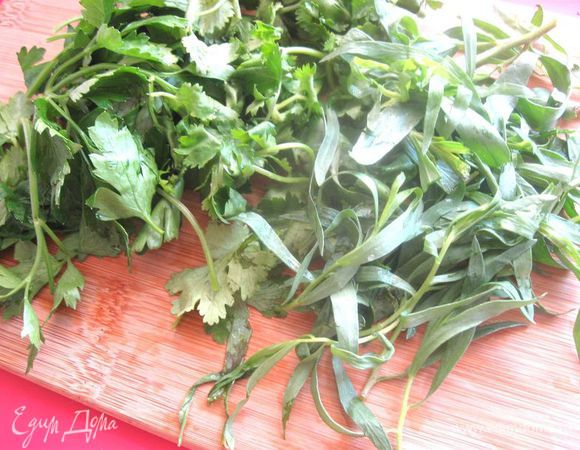 Помыть зелень (тархун, кинзу, петрушку), удалить стебли, мелко порезать.