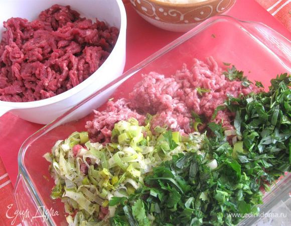 Смешать говяжий и бараний фарш, лук-порей с сухими травами, зелень.