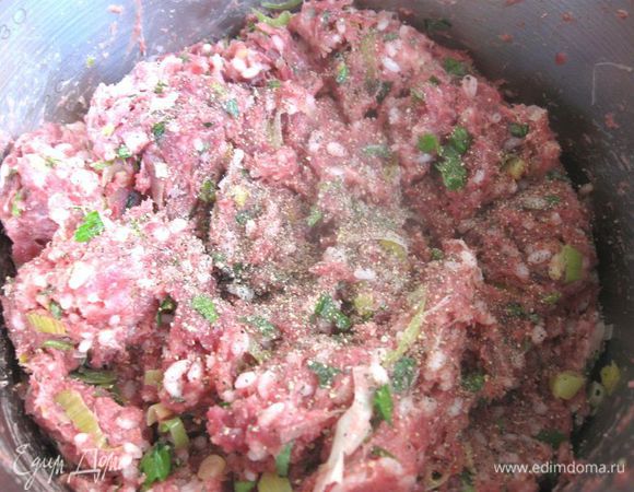 Добавить рис, посолить, поперчить, все перемешать. Добавить холодной воды для мягкости фарша. Перемешать.