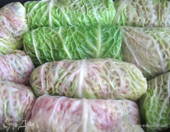 Свернуть конвертом. Уложить в жаровню или в теплоемкую кастрюлю с толстым дном, добавить теплой воды до середины уровня голубцов. Поставить на средний огонь, закрыть , довести до кипения, уменьшить огонь и варить 30 минут. Если потребуется, подлить немного воды.