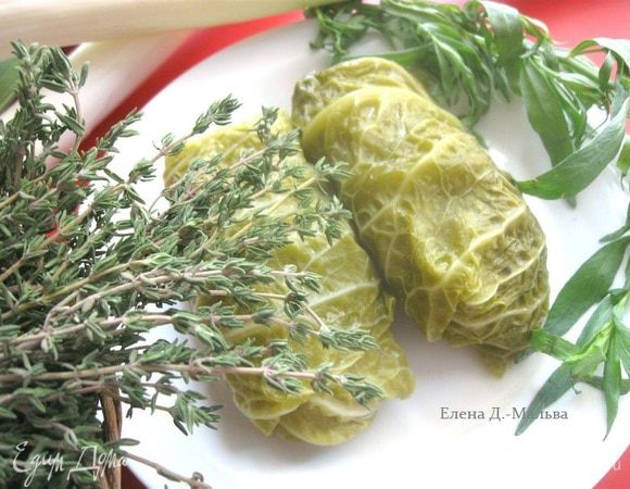 Для подачи можно использовать крем-фреш. Блюдо оформила веточкой эстрагона и соцветием капусты.