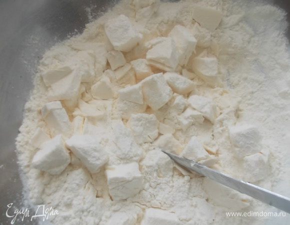 Холодное сливочное масло порубить ножом.