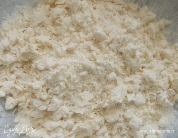 Превратить его вот в такую крошку, добавляя постепенно муку.