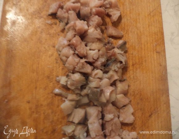 Копчёную рыбину очистить от кожицы и костей. Филе рыбы нарезать маленькими кубиками.