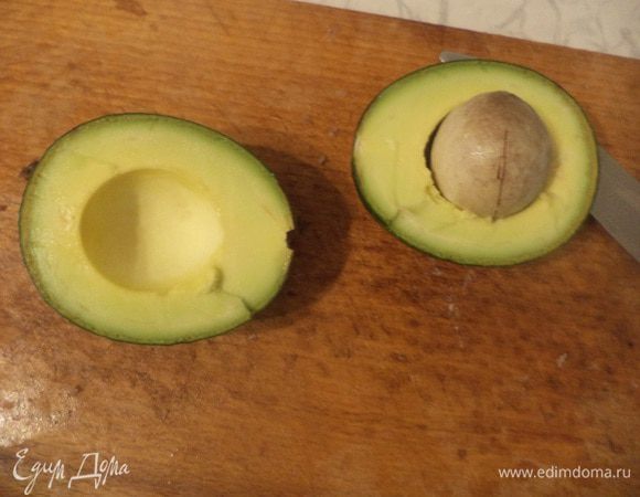 Авокадо разрезать пополам, удалить косточку, очистить от кожуры, нарезать маленькими кубиками.
Листья салата порвать руками.