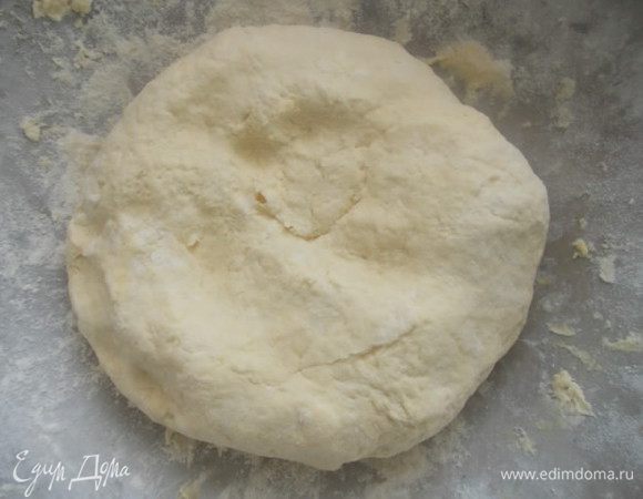 Добавить яйцо и сметану, замесить эластичное тесто и отправить в холодильник.