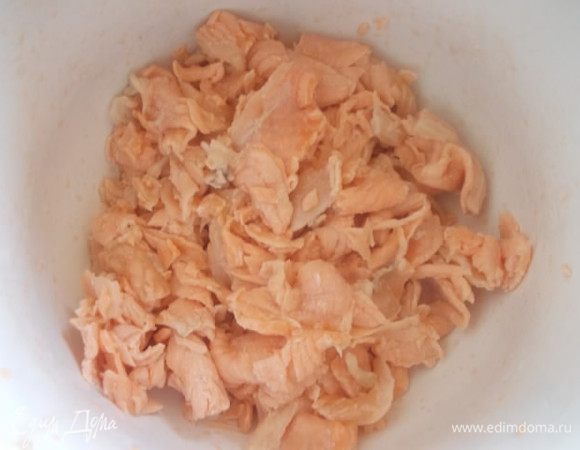 Семгу порезать и залить кипятком, оставить на пару минут и слить воду, разобрать на крупные волокна и посолить. Так она не даст много сока при запекании и пирог не станет раскисшим. 