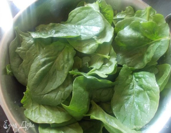 Шпинат на сковороде с ложкой сливочного масла протушить пару минут.