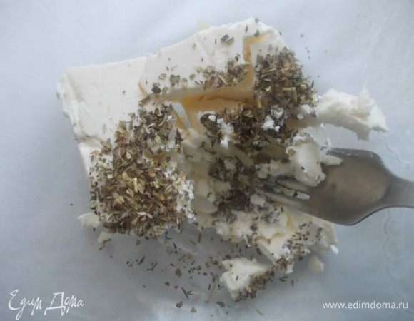 Фету размять вилкой и добавить прованские травы.